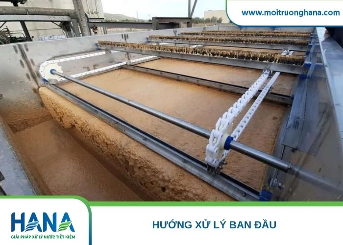 Bể sinh học được vệ sinh và kiểm tra thiết bị sục khí sau khi phát hiện dầu mỡ tích tụ