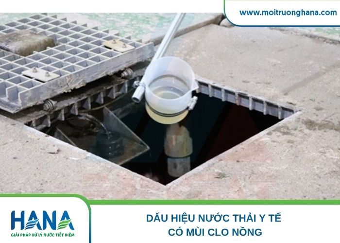 Bể tiếp xúc khử trùng nước thải y tế bốc mùi clo nồng gần vị trí châm hóa chất