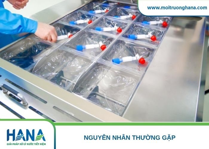 Cán bộ vận hành đo clo dư tự do và clo dư tổng tại bể tiếp xúc nước thải y tế