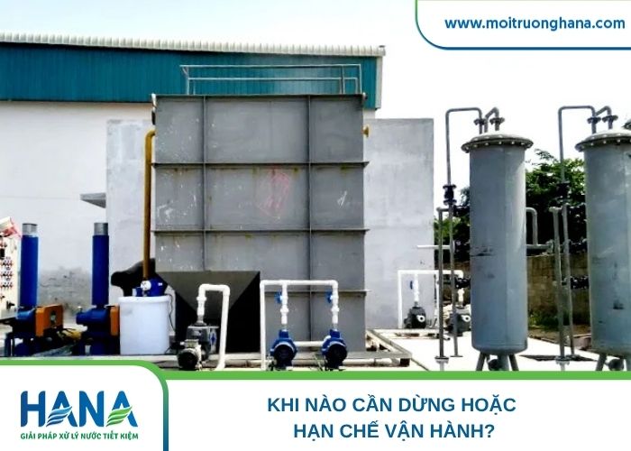 Kỹ thuật viên đối chiếu clo dư đo được tại nhiều vị trí để chẩn đoán đúng nguyên nhân