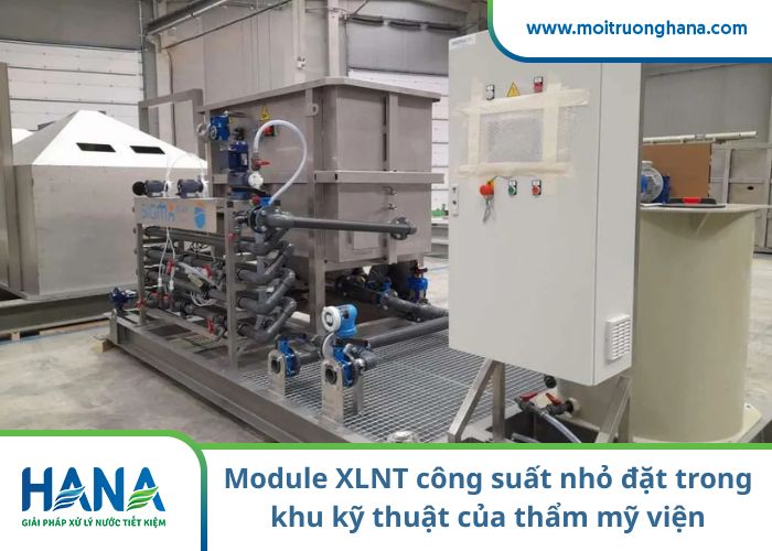 Module xử lý nước thải công suất nhỏ đặt trong khu kỹ thuật của thẩm mỹ viện, có bể điều hòa và hố thu gom nước vệ sinh